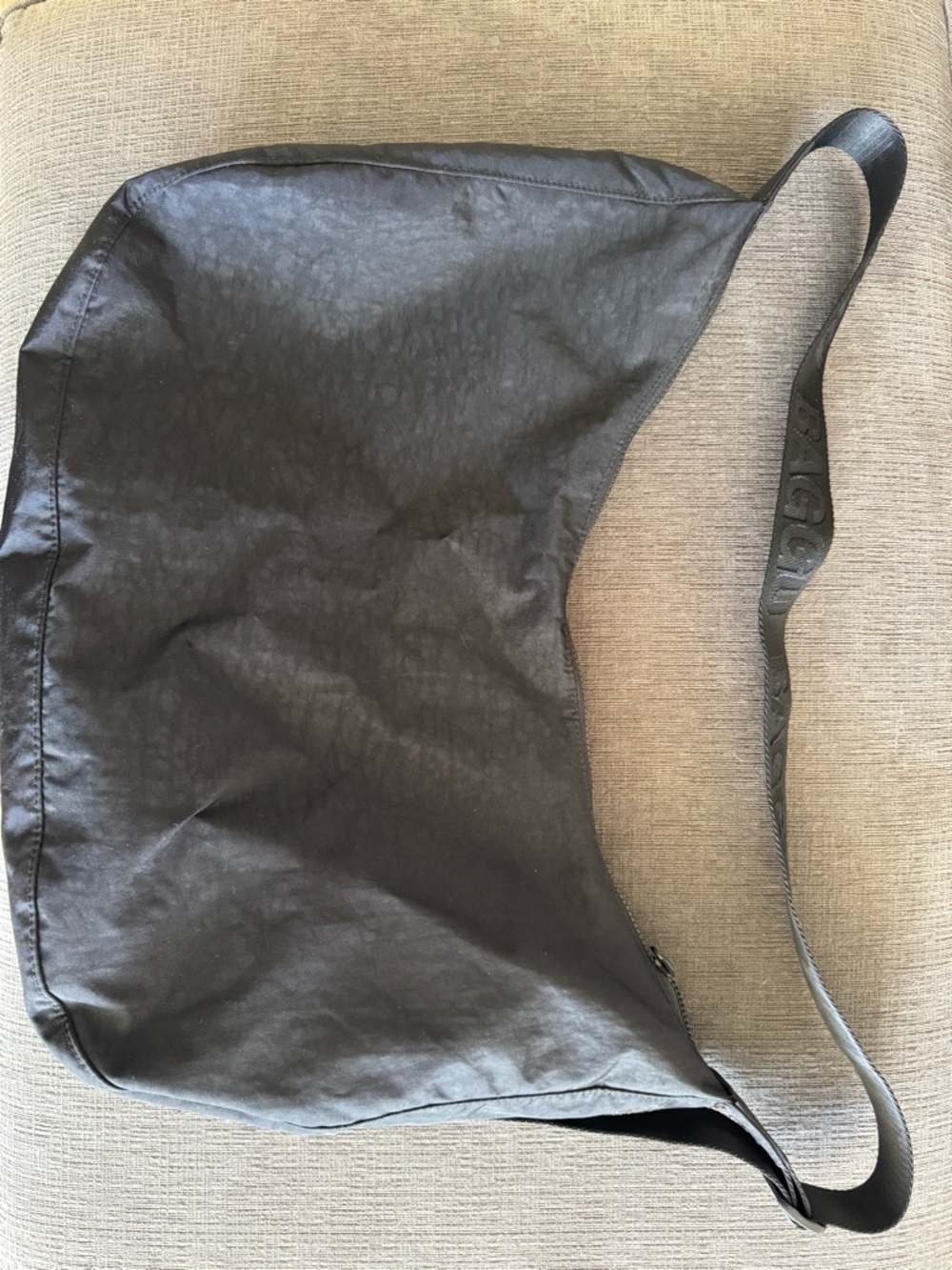 BAGGU Black large crescent bag